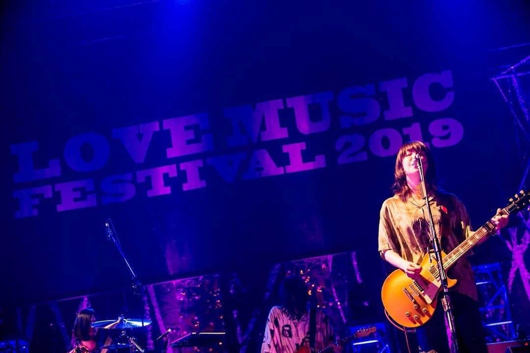 フジテレビ「Love music」さんのインスタグラム写真 - (フジテレビ「Love music」Instagram)「LOVE MUSIC FESTIVAL 2019﻿ yonigeさんライブ写真公開🤩🐾﻿ ﻿ 明日よる0:30〜放送﻿ ※地域によって放送日時が異なります。﻿ 各放送局のHPにてご確認下さい。﻿ ﻿ photo by  Kaochi﻿ ﻿ #yonige﻿ #リボルバー﻿ #さよならアイデンティティー﻿ #LOVEMUSICFES﻿ #Lovemusic﻿ #ラブミュージック﻿ #初の日本武道館 #一本﻿ #お疲れ様でした」8月17日 10時47分 - lovemusic_fujitv