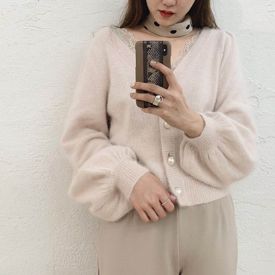 mina hinokuchiのインスタグラム：「. 昨日のインスタLIVEご視聴ありがとうございました♡♡ LIVE中に着用出来なかったパール付きのアンゴラカーデ🌼 着た感じ気になる方多そうだったのでぜひ参考にして下さい♪♪ . 昨日公開された2019AWのカタログにも掲載しているこのコーデ♡ まだまだ暑いけど気分はもう秋物だから、早く涼しくなって欲しいな〜❣️ . #whoswhochico #salonbychico #mina_chicode #フーズフーチコ」