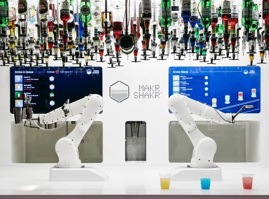 Design Milkさんのインスタグラム写真 - (Design MilkInstagram)「The future of happy hours. 🍹🍻🍷 The @MakrShakr Robotic Bartender is the first robotic bartending system you can buy or rent for your next event. \\\ more on designmilk.com」8月17日 10時56分 - designmilk