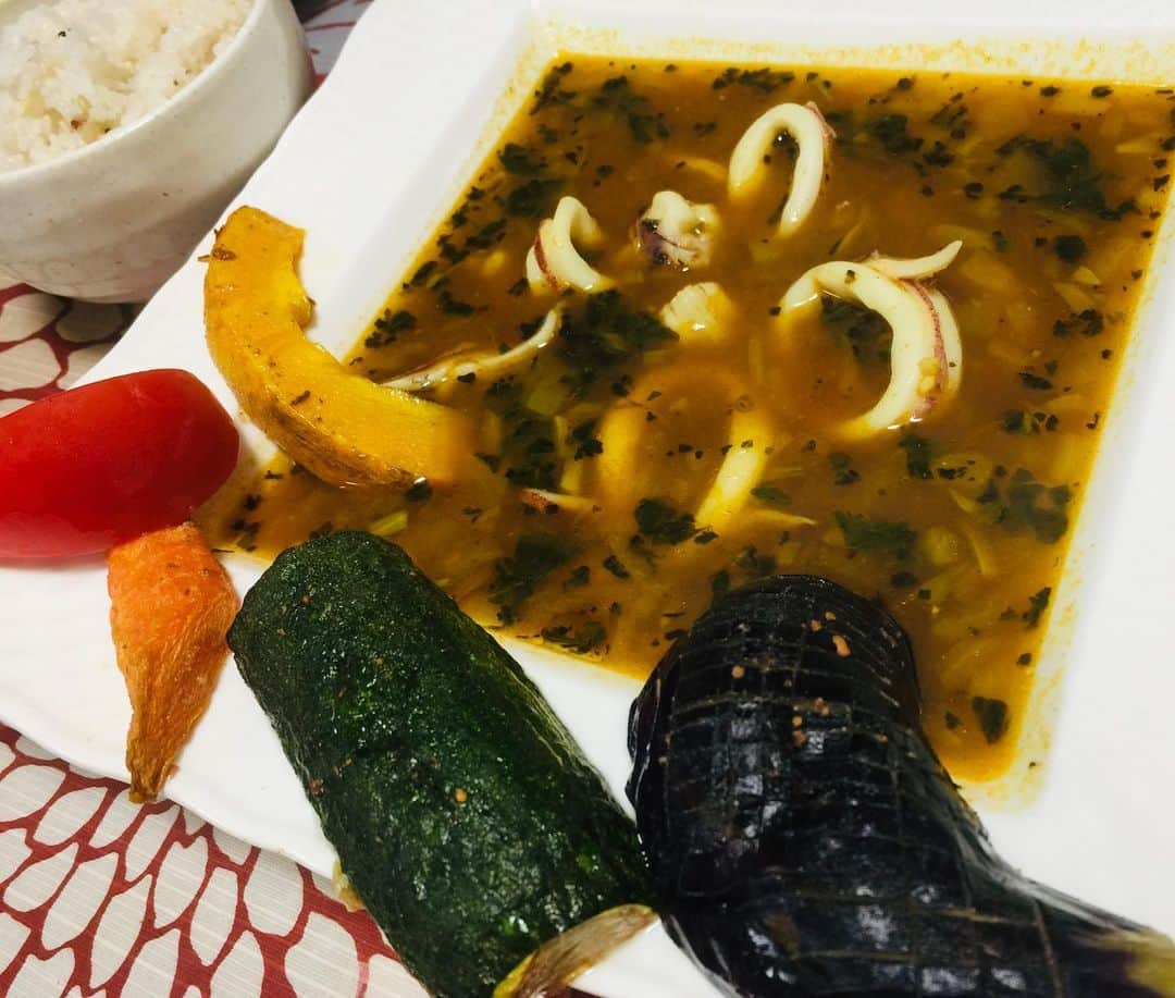 川崎麻世さんのインスタグラム写真 - (川崎麻世Instagram)「どうしてもスープカレーが食べたくてイカ入りスープカレーを作った🍛🦑 俺のスープカレーのポイントはスパイスは勿論、沢山のバジリコを入れる事だ❣️ 今回はバジリコと生バジルも使った🌱 良い香りがするよ😋  #スープカレー #川﨑麻世 #川崎麻世 #麻世 #美味しいカレー」8月17日 10時58分 - mayokawasaki