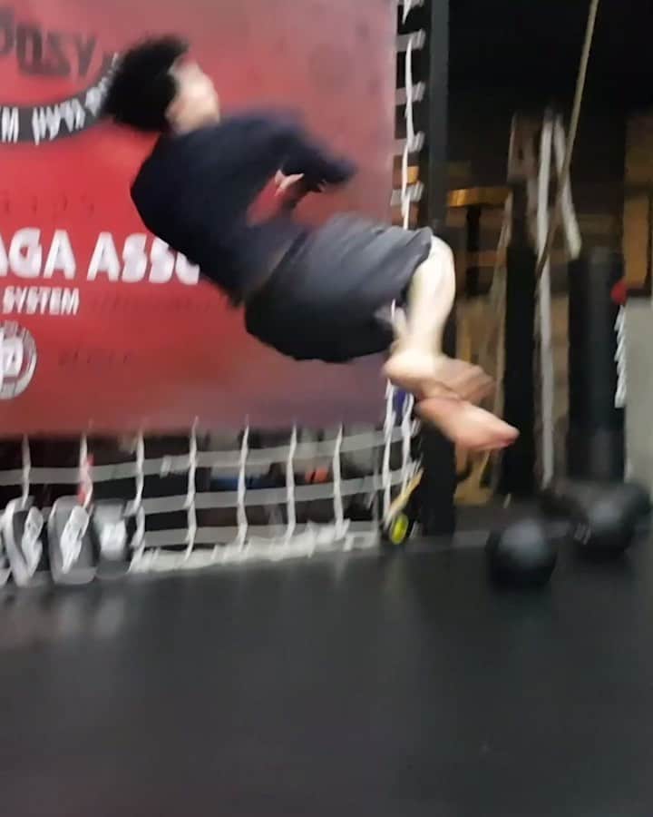 レッドブルのインスタグラム：「9 seconds of @shinmincheol kicking his way into another dimension #taekwondo #martialarts #kicks #redbull #givesyouwings」