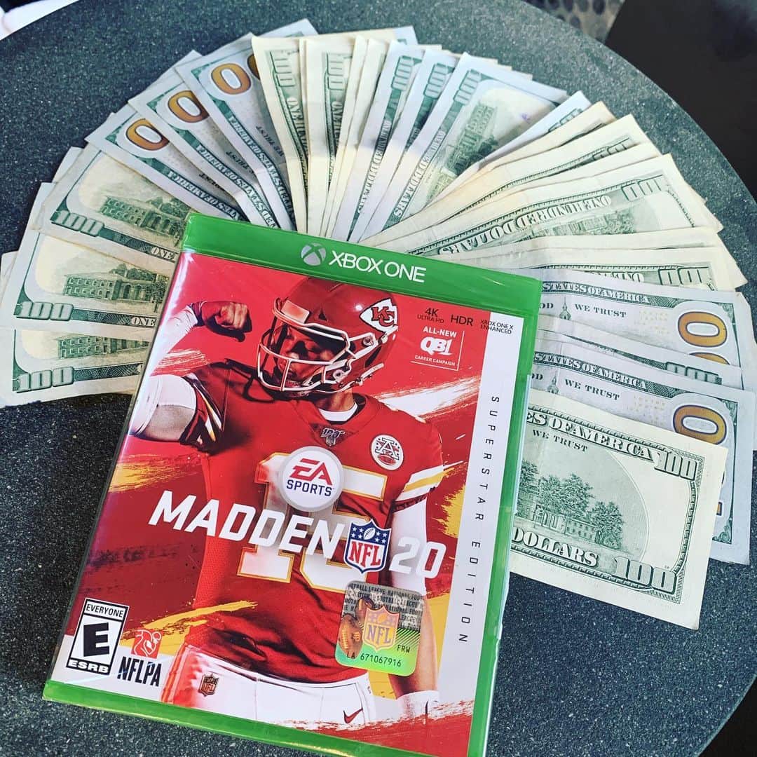 ゲームのインスタグラム：「ATTENTION ❗️❗️❗️❗️❗️Me & @caffeine are starting our 1st ever #Madden20 Draft League on #XBOX only in an hour & a 1/2 for any ACTIVE Madden players !!! The 2 finalists will be flown to Los Angeles & play the Super Bowl on @itsgametimelive with me & @nicknpattiwhack_ shit talking !!!! The winner of the season 1 Super Bowl will WIN $5,000 cash, a brand new Xbox & a bunch of @caffeine gear etc 😱😱😱 ‼️‼️ There are 32 teams & only 10 spots left... I will invite the 1st 10 users who are online now that message me on my Gamertag “The Game TMC” NOW.... you must be available to draft in an hour & able to play 2 games a day or you will be booted from the league & replaced immediately !!!!!!! #Madden20 #XBOX [ALL USERS MUST DOWNLOAD THE @CAFFEINE APP ON YOUR SMART PHONES & FOLLOW:THEGAME ON THE APP] !!!!!!!!!!!!!!!!!!!」