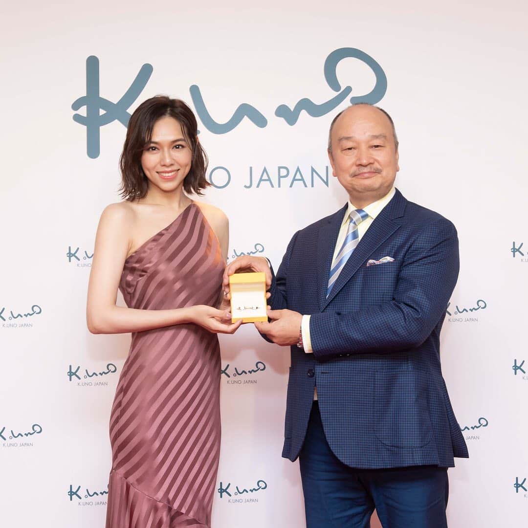 ケイウノさんのインスタグラム写真 - (ケイウノInstagram)「【8/6台湾一号店オープン！】 オープン当日のイベントにはゲストとして、台湾でご活躍の人気女優 夏于喬さんにお越しいただきました。 . 2019年5月に結婚された夏于喬さん。 夏于喬さんのご結婚とケイウノ忠孝旗艦店のオープンのタイミングが合い ケイウノのオーダーメイドの結婚指輪を夏于喬さんにプレゼントいたしました！ もともと絵を描くのが好きだった夏于喬さんに事前にラフデザインを描いていただき ケイウノのデザイナーがデザイン画を作成し、形にいたしました。 . ふたりのイニシャルである“T”と“C”がパズルのように組み合わさるデザイン。 “ずっとお互いのことを想いながら、一緒に歩いていく”と、願いをこめられたそうです。 イベント当日は実際に作成されたオーダーメイドリングを董事長の久野よりお渡しいたしました。 . . . #夏于喬#ケイウノ忠孝旗艦店#ケイウノ#ケイウノブライダル#ブライダルリング#kunotaiwan#taiwan#台湾#台北#オープニングイベント#記者会見#ジュエリー#jewelry#jewelryshop#instagood#instahappy#instalike#taipei#event#jewelrygram#ケイウノジュエリー#プレ花嫁#ペアリング#結婚指輪#marriagering#ring#kunojapan#nicepic#l4l」8月17日 11時17分 - k.uno_official