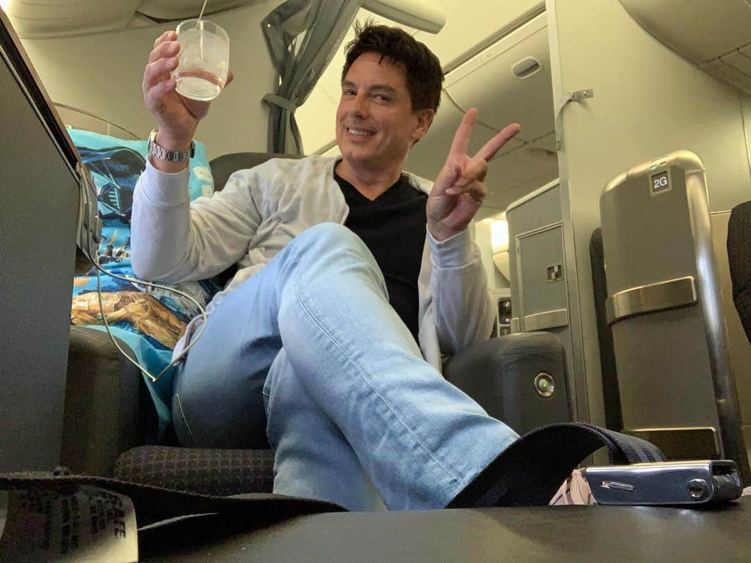 ジョン・バロウマンさんのインスタグラム写真 - (ジョン・バロウマンInstagram)「Home for the next 10 hours #losangeles to #london on @americanair got my pillow my #vodka and my pj’s .  #fabulous Jb ✈️👍🌟🍾」8月17日 11時17分 - johnscotbarrowman