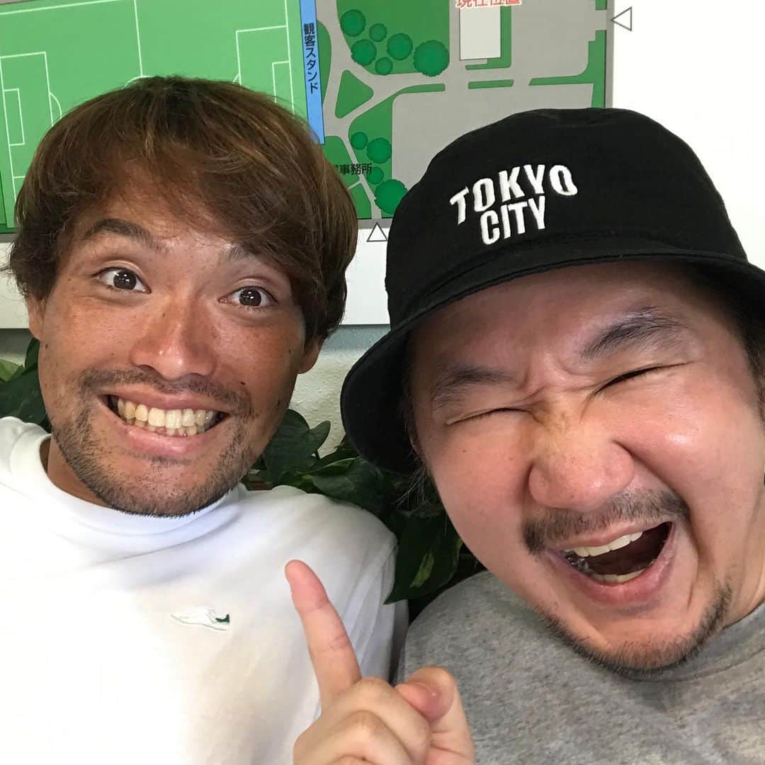 植田朝日のインスタグラム：「🔵🔴﻿ ﻿ 本日17時からは調布FM「TOKYO12RADIO」。﻿ ﻿ おととい、舞台「ユルネバ」を見に来てくれたケイゴくん&ケンスケくんコンビに話を聞いたんだけど、インタビュー後、30分ぐらい舞台の話ばっか⁉️笑 ﻿ ﻿ ずっと思い出し話をしてやがる！w﻿ ﻿ 俺の完全勝利だな‼️﻿ ﻿ 試合も頼んだぞ‼️﻿ ﻿ #tokyo12 #ユルネバ #東慶悟 #永井謙佑」
