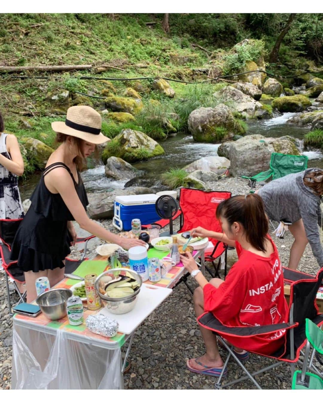 山崎みどりさんのインスタグラム写真 - (山崎みどりInstagram)「毎年恒例になったBBQ🍖一泊二日キャンプ🏕﻿ ﻿ 河原でテントとテーブル、イス、BBQセット。﻿ ﻿ 慣れてきたのか、もはやプロのレベルだから、キャンプ場の人に「すごく楽しそうですね！」と言われた（笑）﻿ ﻿ メニューは﻿ 牛肉のポン酢大根おろしあえ🥩﻿ ロースのタレ卵黄包み🥩﻿ 豚トロにく🐖﻿ シーフード焼き🦐﻿ シラスとネギの冷や奴﻿ じゃがバター🥔﻿ ハーブソーセージ🌿﻿ 焼きそば﻿ チーズダッカルビ🧀﻿ カレーライス🍛﻿ などなど！﻿ ﻿ 最高に楽しい夏🍉﻿ ﻿ ──────────────────────────#キャンプ #バンガロー #川 #夏休み #夏 #夏遊び #シーフード #bbq #🦐 #🥩 #🍖 #🧀 #🐖 #🍺 #eatingbbq #summervacation #河原 #川遊び #川ご飯 #rivers」8月17日 11時11分 - midori_yamasaki_