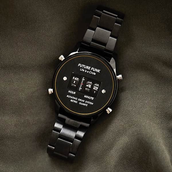 TiCTACさんのインスタグラム写真 - (TiCTACInstagram)「「FUTURE FUNK」¥16,800+tax 1970年代に一世を風靡したローラー式腕時計を、現代の最新技術により蘇らせたフューチャーファンク。車のアナログ距離メーターのようにローラーを縦に回転させることによって時間と分を表示する独自機構とレトロフューチャーなデザインが魅力です。TiCTAC オンラインストアでもお求めいただけます。 #futurefunk  #フューチャーファンク #デジタルウォッチ #tictac #watch #チックタック時計店 #時計 #腕時計 #時計店  #時計好き #腕時計くら部  #腕時計倶楽部  #誕生日プレゼント時計 #記念日プレゼント時計  #今日の時計 #時計チックタック #クリスマスプレゼント時計 #時計クリスマスプレゼント #70年代  #アナデジ #プレゼント #ギフト #70年代  #70年代スタイル  #70年代ファッション  #ローラーデジタルウオッチ #ローラー式腕時計  #グッドデザイン #レトロフューチャー」8月17日 11時12分 - tictac_press