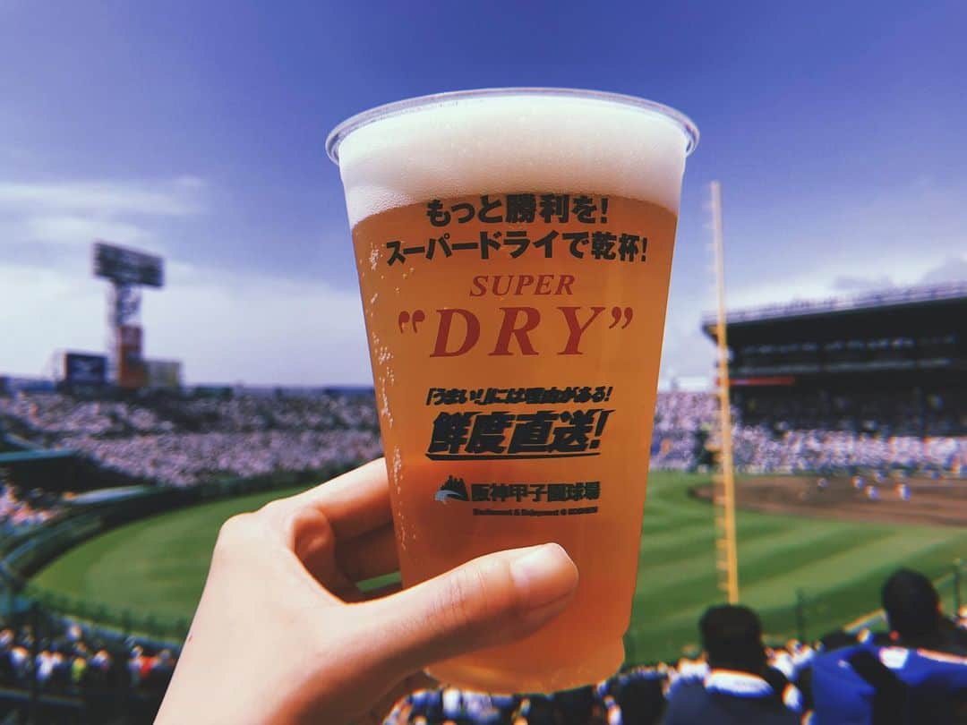 結城はゆるさんのインスタグラム写真 - (結城はゆるInstagram)「今年の夏も、ちゃんと定位置🍺⚾️ 三塁側アルプスでの応援📣  ビールは定番だし甲子園カレー(唐揚げトッピング)は辛かった🤤笑 台風去っての快晴の甲子園は凄まじい🌞 . #高校野球 #甲子園 #ビール #定位置 #夏の甲子園 #猛暑」8月17日 11時25分 - yuuki__hs