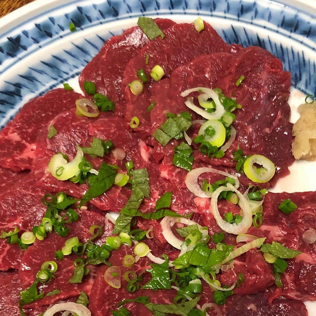 岡田みはるのインスタグラム：「おじさんが用意してくれていた馬刺し！美味しかった〜🎵 新鮮できれいな色でしょ😊 ごちそう様でした。 ソースかつ丼も食べたよ。漬け物もモリモリ。 #馬刺し #駒ヶ根市 #桜肉」