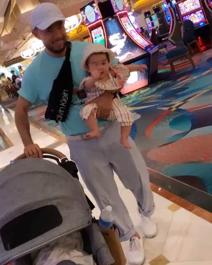 SONNYのインスタグラム：「Tiana learned how to wave while we were in VEGAS. 天愛ベガス滞在中に手を振り始めたよ😍 #BabyTiana #BabyHirano」