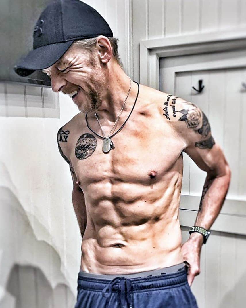 サイモン・ペグのインスタグラム：「Dedication 💪 #simonpegg#weightloss#inheritance#dedication#inspiration」