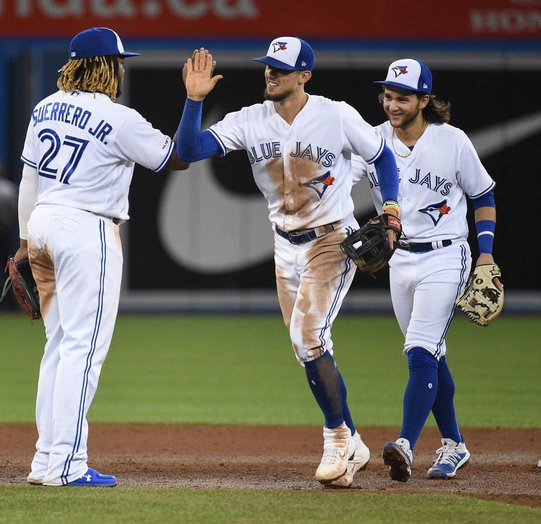 トロント・ブルージェイズさんのインスタグラム写真 - (トロント・ブルージェイズInstagram)「🎶 Winning all day in Margaritaville 🎶 Give us your ✋ emojis! #BlueJaysWin」8月17日 11時32分 - bluejays