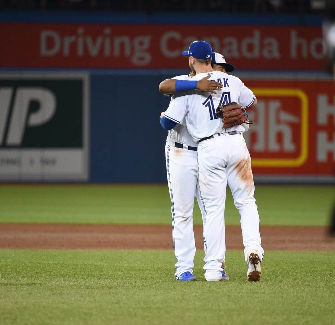 トロント・ブルージェイズさんのインスタグラム写真 - (トロント・ブルージェイズInstagram)「🎶 Winning all day in Margaritaville 🎶 Give us your ✋ emojis! #BlueJaysWin」8月17日 11時32分 - bluejays