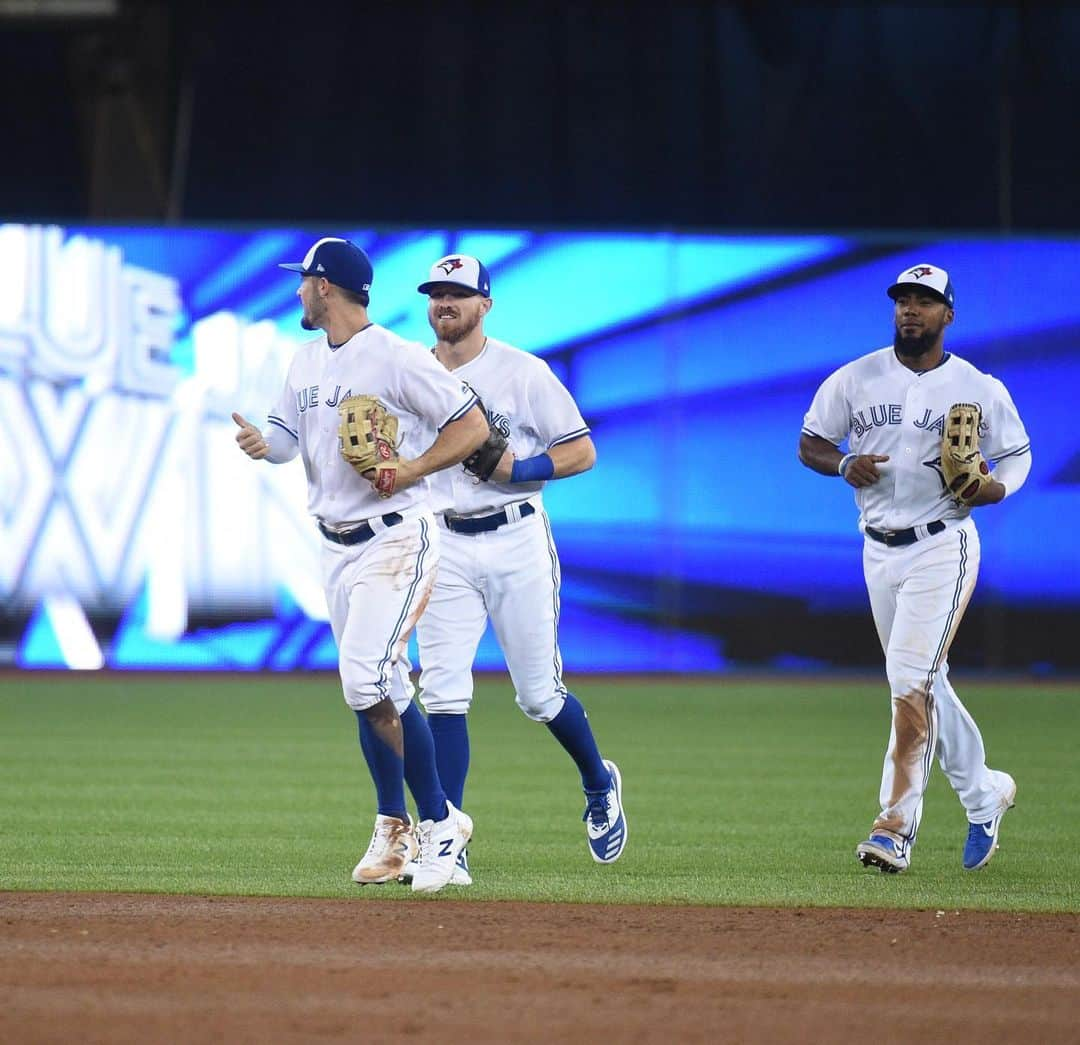 トロント・ブルージェイズさんのインスタグラム写真 - (トロント・ブルージェイズInstagram)「🎶 Winning all day in Margaritaville 🎶 Give us your ✋ emojis! #BlueJaysWin」8月17日 11時32分 - bluejays