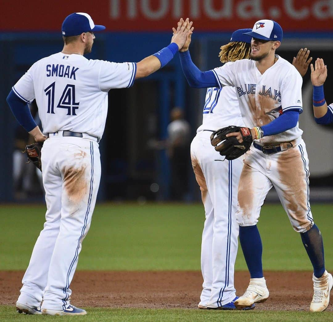 トロント・ブルージェイズさんのインスタグラム写真 - (トロント・ブルージェイズInstagram)「🎶 Winning all day in Margaritaville 🎶 Give us your ✋ emojis! #BlueJaysWin」8月17日 11時32分 - bluejays