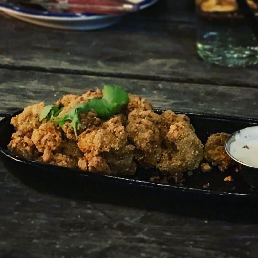 安倍吉俊のインスタグラム：「今日の夕食はRASTICというお店でした。これは仔牛のゴールデンボール……。この一皿で一体何頭のの仔牛が……」