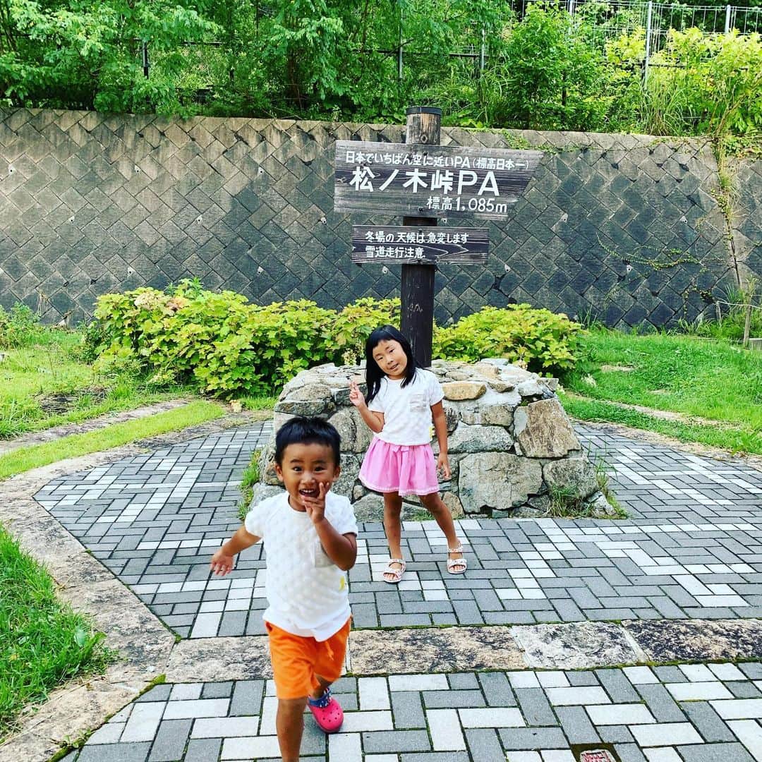 都竹悦子さんのインスタグラム写真 - (都竹悦子Instagram)「もしかして もしかしてだけど 真夏のピークは去ったのでしょうか。  #ハイチーズ #その合図で #前に出てくる #息子 #3歳 #3歳7ヶ月 #5歳8ヶ月 #宝物」8月17日 11時37分 - etsukotsuzuku
