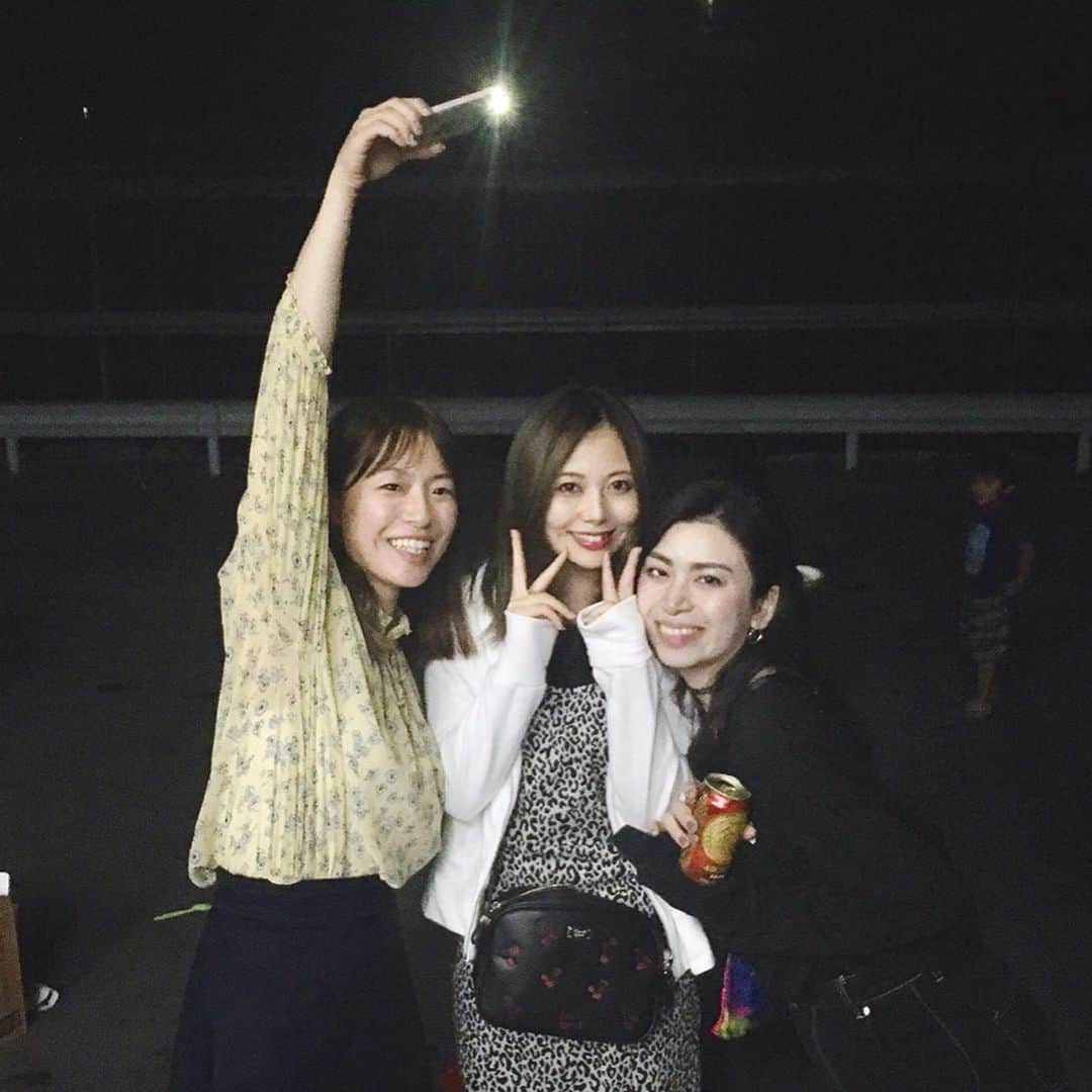 西村季里子のインスタグラム：「・ 地元のお祭り行ったら いろんな友だちに会えた👯‍♀️♥️ 大人になってからの方が、地元に友だち増えた🍒 花火観に行ったけど、 寒すぎてお母さんのパーカー着てたよ🌧 もう本当に青森寒すぎだったな🥶 もっと色んな友だちに会いたかったけど 今回はバタバタだったので我慢💔 また今度ゆっくり帰るね〜🙋🏻‍♀️💕 #青森県#青森#あおもり#地元#帰省 #八戸市#八戸#南部町#南部#花火 #花火大会#南部花火大会#大会ってなんだろう #りんご飴#バナナチョコ#楽しそう#わたし #ところで#まあじゅのライトは何 #意味あるの#撮られる側がやるの新しい #ニコニコ町会議#福岡#生放送#みてね #follow #followme」