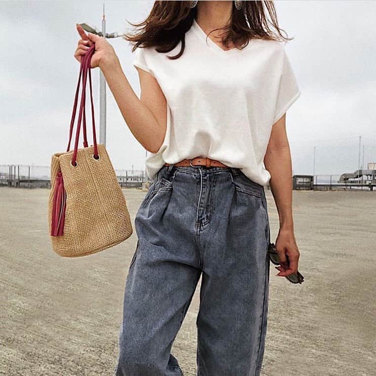 のインスタグラム：「定番の白T×デニムコーデもSHOPLISTならプチプラ価格で揃えられる！﻿ ボーイズライクなシルエットのデニムは、太ももの気になる所をカバー、足首にかけて細身のデザインで着痩せを叶えられます◎﻿ ﻿ 本日リポストでご紹介するSHOPLISTAは「@mi_ki_milky」さん❣️﻿ ご提供・ご利用誠にありがとうございます！﻿ .﻿ ・・・﻿ 私のトップス、デニム、バッグ﻿ 合わせても1万円以下🥰﻿ ㅤㅤㅤ﻿ トップス使いやすくて﻿ 色違いもほしいー﻿ ・・・﻿ .﻿ 〜「SHOPLISTA」の詳細は下記をご覧ください👀〜﻿ ■キャプションに「#SHOPLIST」「#SHOPLISTA」を記載﻿ ■SHOPLIST公式アカウントを画像にタグ付け「@shoplist_official」 ﻿ ﻿ ——————————————————﻿ #SHOPLISTA #LISTA  #ショップリスト #ショップリスタ #shoplist_ootd #デニムパンツ #ボーイズデニム #ワイドデニム #ワイドデニムパンツ #白tコーデ #白tシャツ #白tシャツにデニム #白tデニム #ゆるデニム #ルーズデニム #カジュアルファッション #カゴバッグ #カゴバッグコーデ #tシャツ女子 #tシャツ部 #デニムコーデ #デニム好き #シンプルコーディネート #大人カジュアルコーデ」