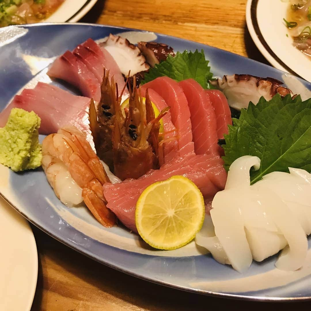 岩野理沙さんのインスタグラム写真 - (岩野理沙Instagram)「あーなんて最高なんだ❤️❤️❤️ どれ食べても美味しい😍  ご馳走🤗💕 #おおたけ #居酒屋 #カボスジュース #かぼす #魚 #fish #煮付け #刺身 #さざえ #カルパッチョ #delicious #大分グルメ #グルメ #oita #佐伯 #佐伯グルメ #saiki」8月17日 11時47分 - risaiwano