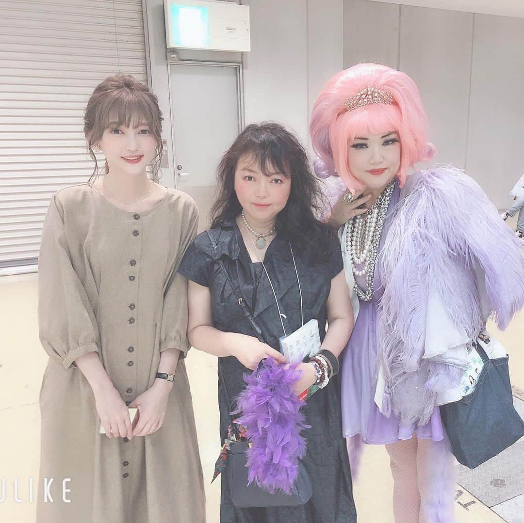 ジュン中山のインスタグラム：「土曜日と日曜日 #癒しフェア にてMC してます。 with たった2年でSNSフォロワー総数150万人 月商1000万円 ファッションブロガー #youtuber #プチプラのあや さん @ayalilyflowers と @iyashi_fair  遠藤さん  あやさんの講演のお話、とても勉強になりました！目の瞳孔が開くほど興奮しました！素晴らしいお話ありがとうございました！ 今年PHPから出版される、あやさんのビジネス書籍楽しみです！ #tokyobigsight  #東京ビッグサイト 遊びに来てね！」