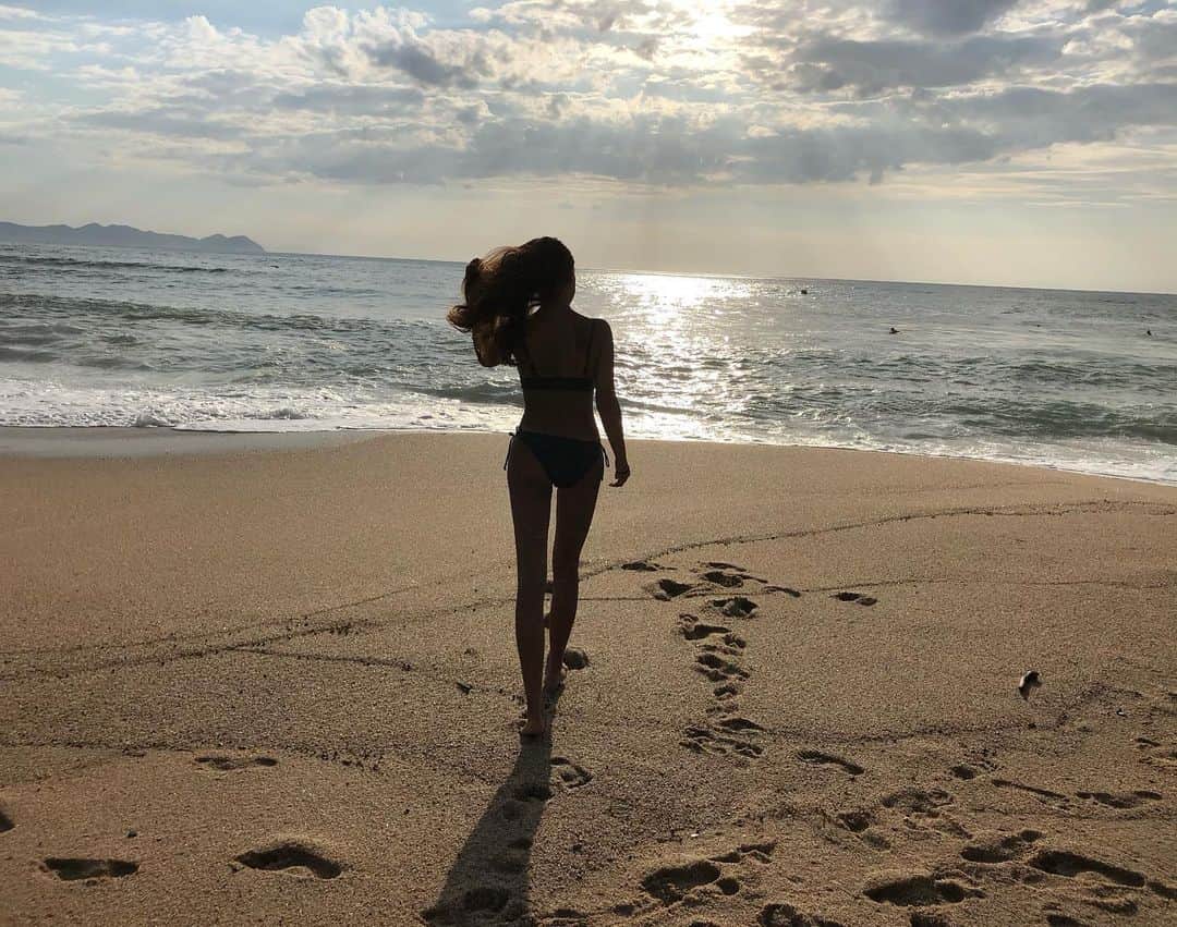 椿彩加のインスタグラム：「. おっはよ！ . 逆光と写真の撮り方で いつもよりややスタイルが よく見えたから載せます。 . #goodmorning #fukui #beach #diamondbeach #beautiful #sunset #福井 #水晶浜 #今日は #プール #芝政ワールド #まじで #楽しみ #焼くど」