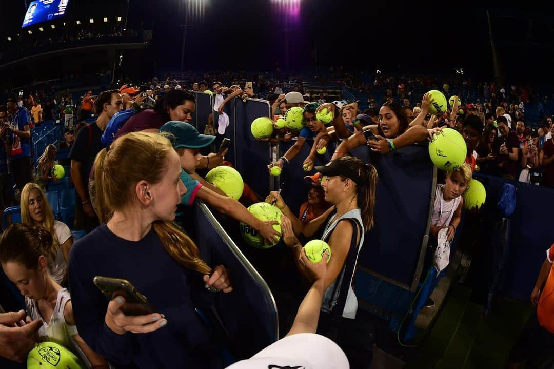 WTA（女子テニス協会）さんのインスタグラム写真 - (WTA（女子テニス協会）Instagram)「#ItTakesYou  Some of the best 📸 with the best fans 🙌👏🎾 #FanFriday」8月17日 11時56分 - wta