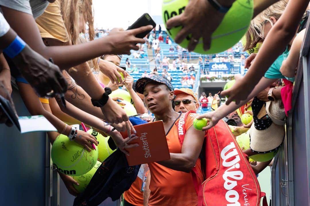 WTA（女子テニス協会）さんのインスタグラム写真 - (WTA（女子テニス協会）Instagram)「#ItTakesYou  Some of the best 📸 with the best fans 🙌👏🎾 #FanFriday」8月17日 11時56分 - wta