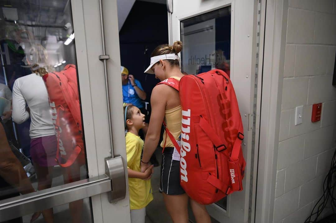 WTA（女子テニス協会）さんのインスタグラム写真 - (WTA（女子テニス協会）Instagram)「#ItTakesYou  Some of the best 📸 with the best fans 🙌👏🎾 #FanFriday」8月17日 11時56分 - wta