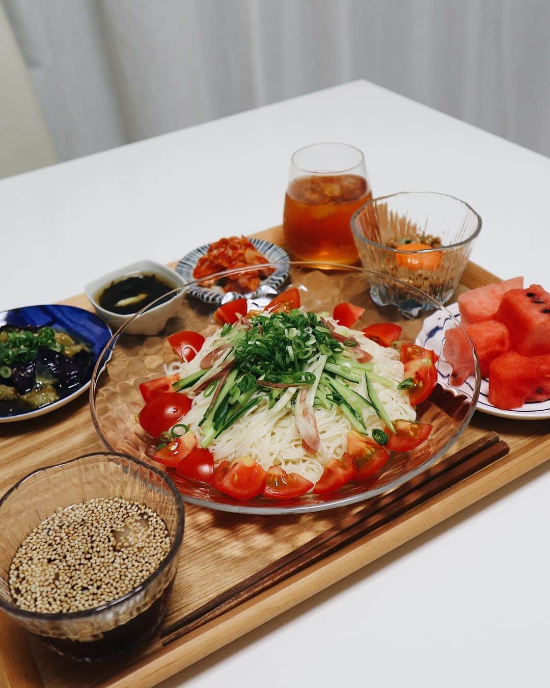 吉田理紗さんのインスタグラム写真 - (吉田理紗Instagram)「やっぱり暑い日にはコレ！ 冷たい素麺が最高ですよね〜🥰 薬味モリモリで食べるのが大好きです。 茄子のおひたしはレンチンしてから  めんつゆとごま油とおろし生姜を目分量で混ぜただけの  超時短レシピだし、  その他副菜も盛っただけのラクチン献立です♪ (主人が納豆に生卵入れたい派だから入れてるけど自分の分には入れてないから安心してね♡) めんつゆは、有機しょうゆと有機砂糖を使用した  トップバリュ グリーンアイオーガニックのもの。  胡麻も有機栽培で育てられたオーガニック❤️ 美味しゅうございました〜✨ #夫婦ごはん #2人ごはん #週末ランチ #おうちランチ #夏野菜 #そうめん #素麺 #時短レシピ #オーガニック #パスタソース #トップバリュグリーンアイ #グリーンアイPR #myhappygreen @topvaluofficial」8月17日 12時01分 - yoshirisaa