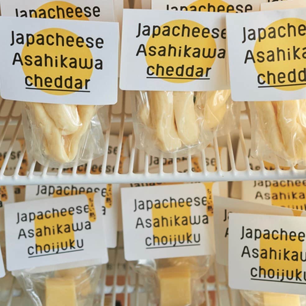 のインスタグラム：「北海道旭川市にあるチーズの専門店「Japacheese Asahikawa（ジャパチーズ　アサヒカワ）」のナチュラルチーズ🧀 ・ 小さなお店ですが奥が工場になっていて、生乳100%を使った作りたてのチーズを販売しています。自分用はもちろん、お土産にも最適！ ・ 濃厚牛乳&やさしい甘さの自家製ソフトクリームも人気🍦 ・ 📍北海道旭川市7条通7-33-69 買物公園  #北海道 #旭川市 #hokkaido #旅行 #国内旅行 #travel #trip #ジャパチーズ旭川 #チーズ #ソフトクリーム #おやつ #cheese #frau」