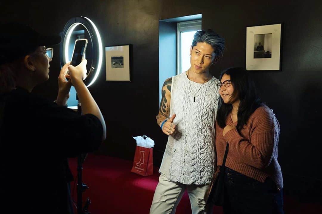 のインスタグラム：「🙏🏻❤️😃 #NoSleepTillMeetYou #Repost @miyavi_staff WE LOVE MEETING YOU GUYS ON TOUR 🙏🏼❤️ Thanks to everyone that has come or is coming to meet @miyavi_ishihara at his meet and greets on our #NoSleepTillTokyo North America 2019 Tour.」