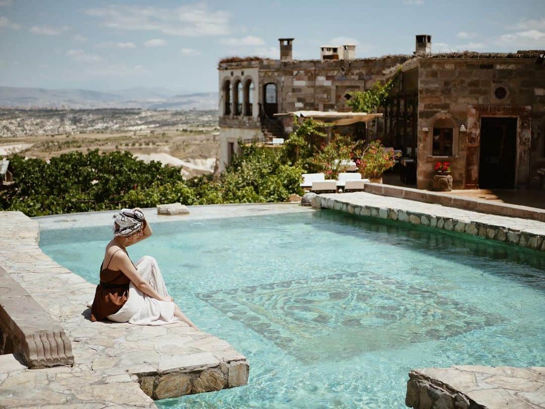 仲村美香さんのインスタグラム写真 - (仲村美香Instagram)「好きな写真💕 大自然だぁぁぁぁ‼️笑 スカーフは現在発売中だよ☺️✨ @marque_official ・ ・ ・ ・ #カッパドキア#トルコ#turkey#Cappadocia#museumhotel #ミュゼウムホテル#洞窟ホテル」8月17日 12時03分 - mikapu0519