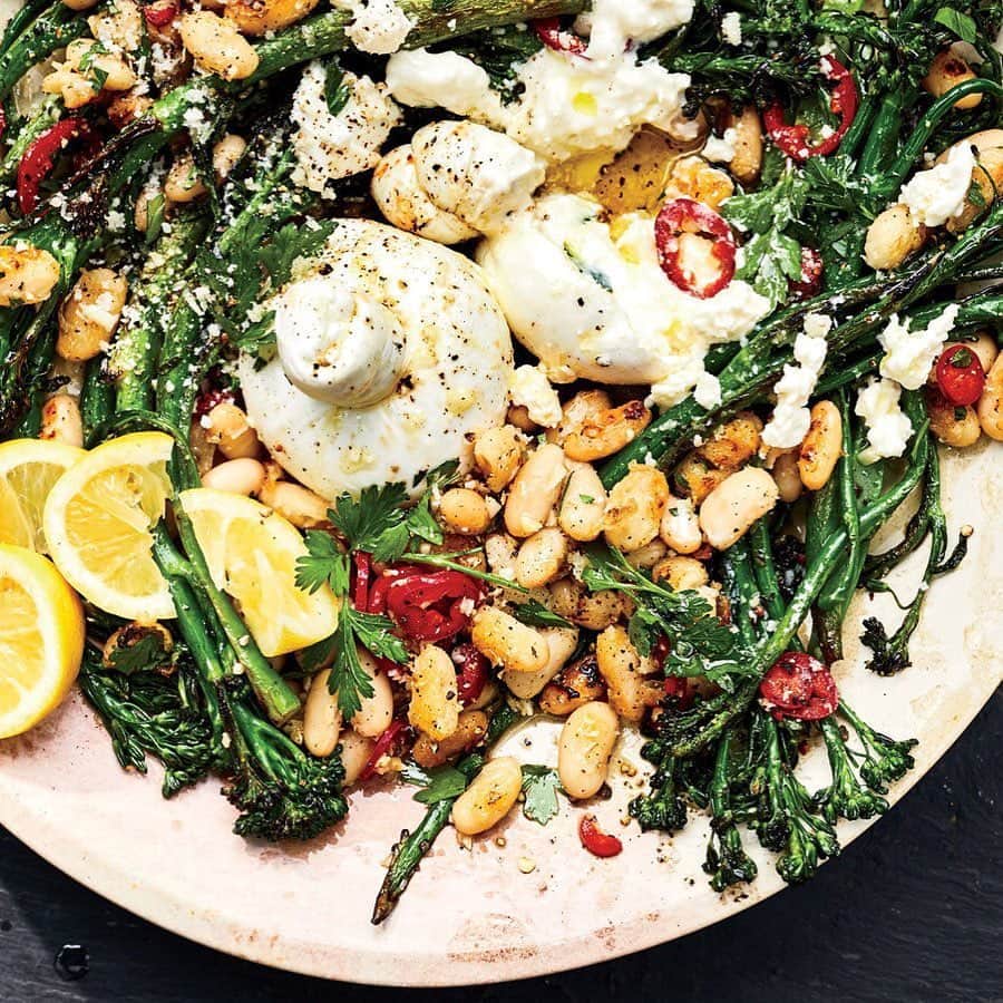 Food & Wineさんのインスタグラム写真 - (Food & WineInstagram)「Charred Broccolini adds a satisfying crunch to @hettymckinnon's warm, cacio e pepe-inspired fast-fix salad. Tap the link in our bio for her recipe—who else is whipping this up over the weekend? 🤚 📷: @protazio」8月17日 3時12分 - foodandwine