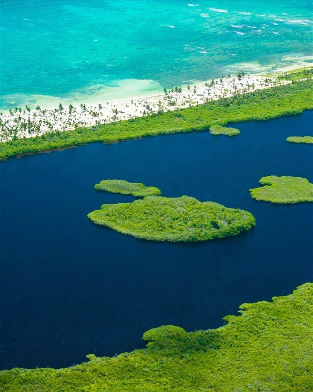 Lonely Planetのインスタグラム：「Magnificent Mayan ruins, dazzling beaches and perfect turquoise waters… what’s not to love about the #Yucatán Peninsula? If you agree that it's the crowds then we have some alternative spots like the Sian Ka’an Reserve that you are going to love. Tap our bio link to find out what they are.」
