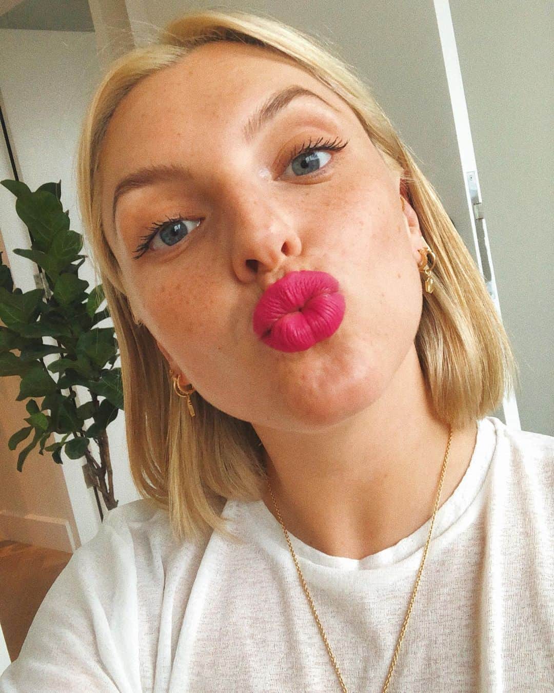 Estée Lalondeのインスタグラム：「In celebration of 25 years of rule breaking beauty @NARSissist have released the iconic lipstick collection which features 72 different shades in matte, satin and sheer finishes. Check out my stories to find out more #NoRulesJustLips #NARSassist」