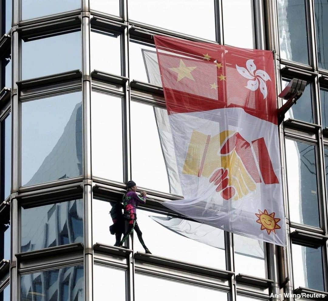 ABC Newsさんのインスタグラム写真 - (ABC NewsInstagram)「French urban climber Alain Robert climbs the Cheung Kong Center building amid continued anti-government protests in Hong Kong. #hongkong #china #protests #climbing」8月17日 3時20分 - abcnews