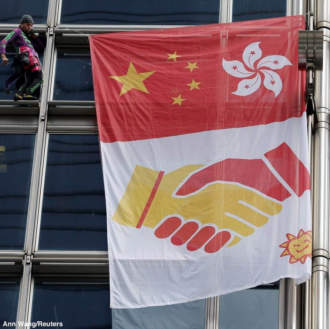 ABC Newsさんのインスタグラム写真 - (ABC NewsInstagram)「French urban climber Alain Robert climbs the Cheung Kong Center building amid continued anti-government protests in Hong Kong. #hongkong #china #protests #climbing」8月17日 3時20分 - abcnews