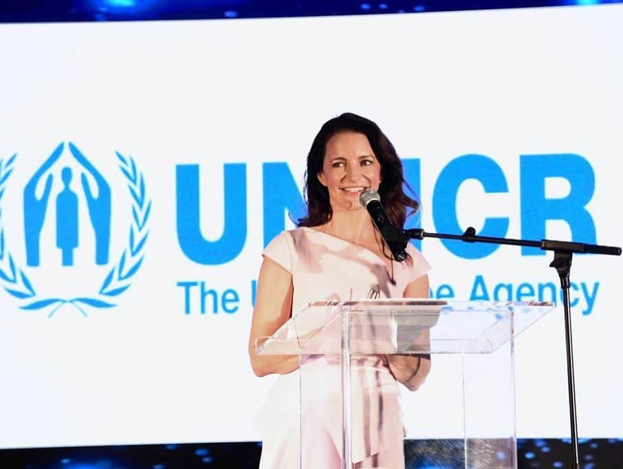 クリスティン・デイヴィスさんのインスタグラム写真 - (クリスティン・デイヴィスInstagram)「I was so honored to speak about my inspiring experiences with @refugees at the #womentowomen for UNHCR event in Johannesburg , but the absolute best part of the event was that I was able to donate to send 60 refugee girls to primary and secondary school for a year! This made my heart happy.💙 If you would like to contribute, any amount helps people who have had to flee their homes .  Link in bio  #withrefugees」8月17日 3時27分 - iamkristindavis