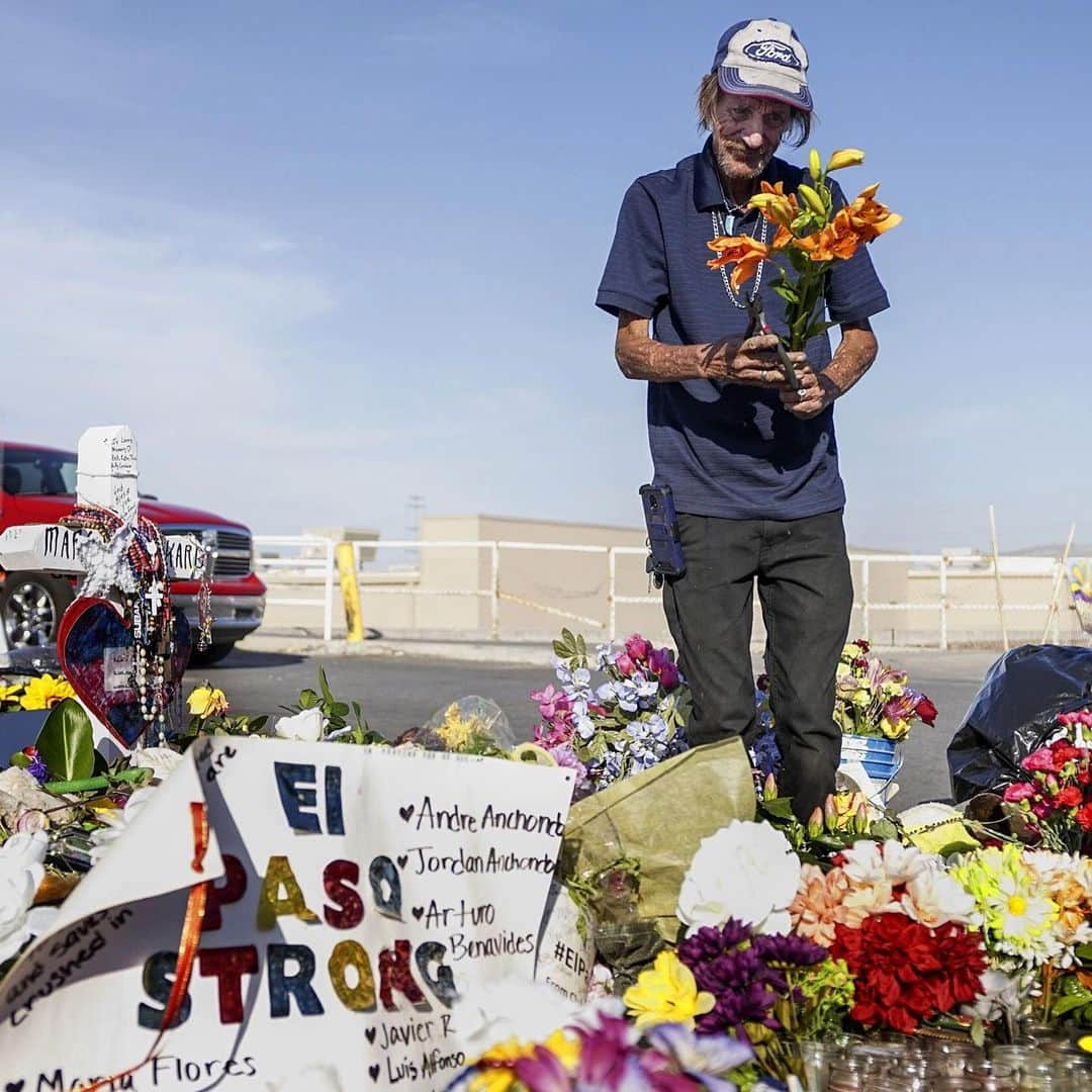 NBC Newsさんのインスタグラム写真 - (NBC NewsInstagram)「Antonio Basco, whose wife Margie Reckard was killed during the #ElPaso mass shooting, places flowers at a memorial honoring the victims. Basco has visited the memorial every day to clean up and lay fresh flowers. . 📷 @sandy_huffaker / @gettyimages」8月17日 3時31分 - nbcnews