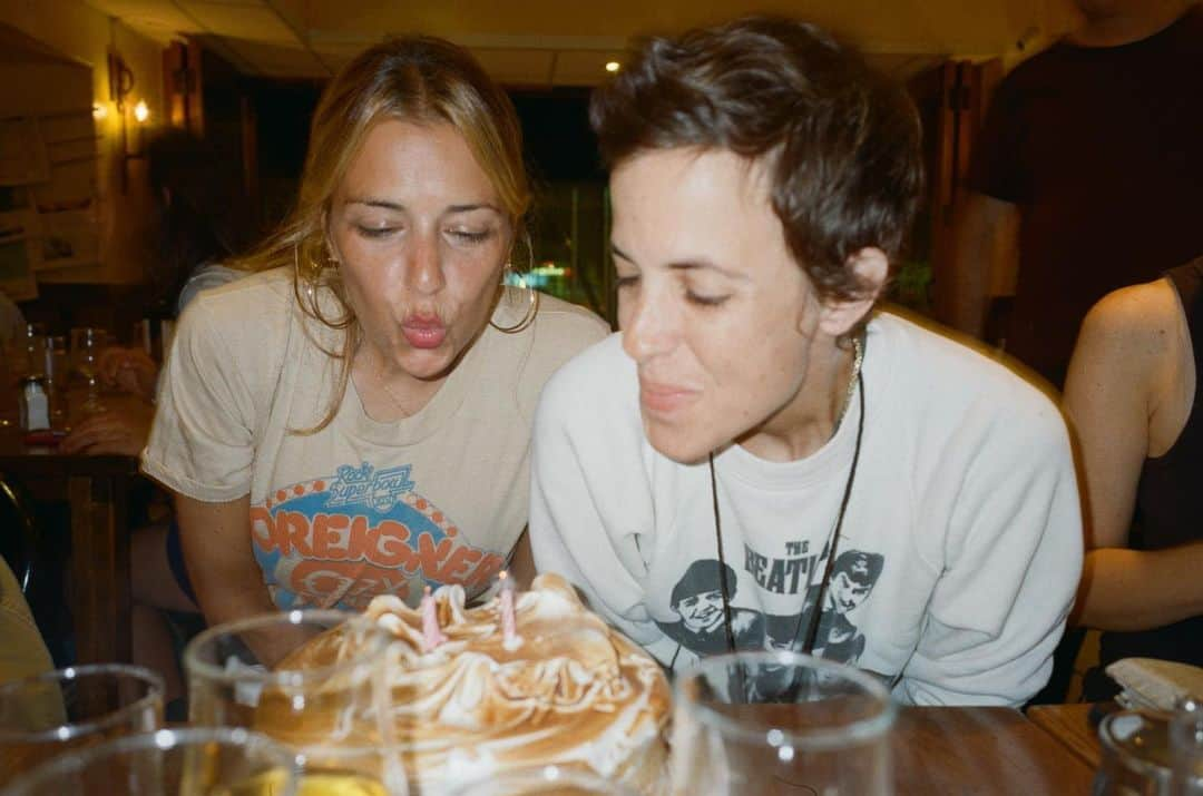 サマンサ・ロンソンさんのインスタグラム写真 - (サマンサ・ロンソンInstagram)「Making wishes.... #fbf #twins 📸 @iammarkronson」8月17日 3時42分 - samantharonson