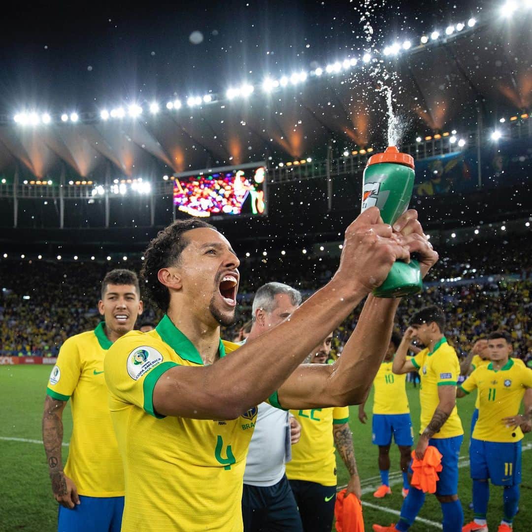マルコス・アオアス・コレアのインスタグラム：「Que HONRA! 💚💛 @cbf_futebol」