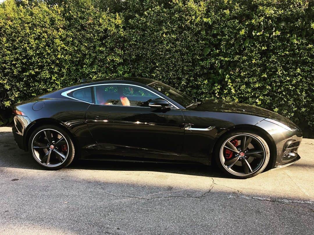アナベル・ウォーリスのインスタグラム：「Thank you @jaguar @jaguarusa for loaning me this beautiful car. I’ve never driven anything I’ve been so attracted to!! I know I am VERY fortunate to be given the chance to drive it. 💪」