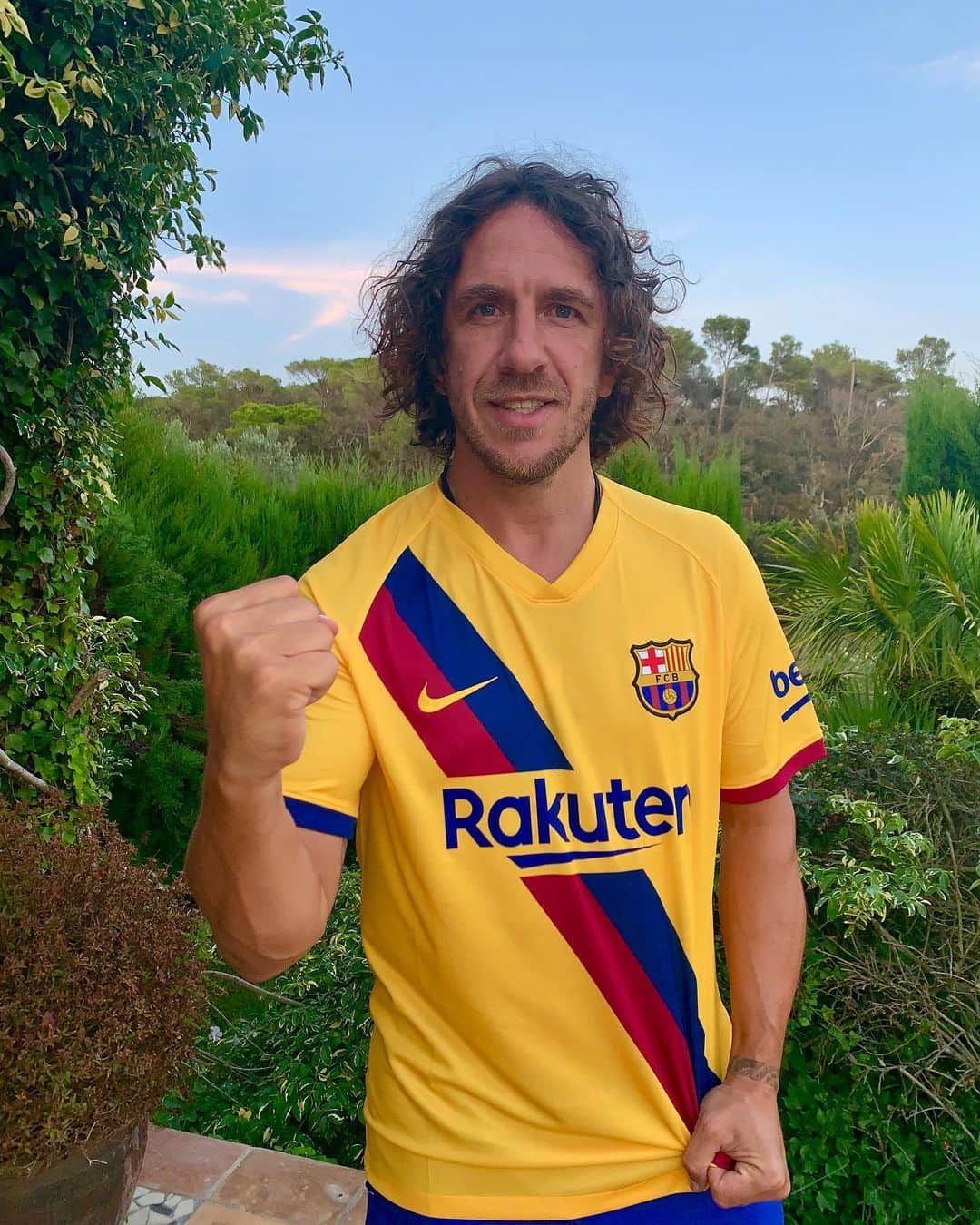 カルレス・プジョルのインスタグラム：「Visca el Barça!! Mucha suerte compañeros. 💪🔵🔴 #NosEsperaUnGranAño Good luck, my friends. Great year to come!」