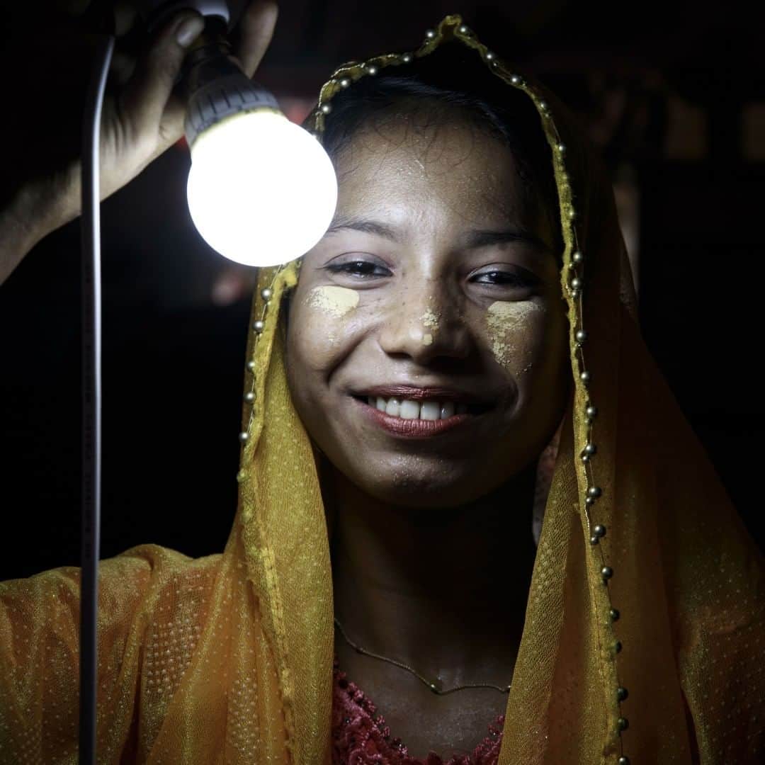 unicefさんのインスタグラム写真 - (unicefInstagram)「Nur, 16, lights up her home using solar power ☀️ Together with partners, we’re helping develop youth centres in Rohingya refugee camps to unlock potential and help young people thrive. More must be done. #AChildIsAChild #GenUnlimited © UNICEF/UN0326947/Brown」8月17日 3時45分 - unicef