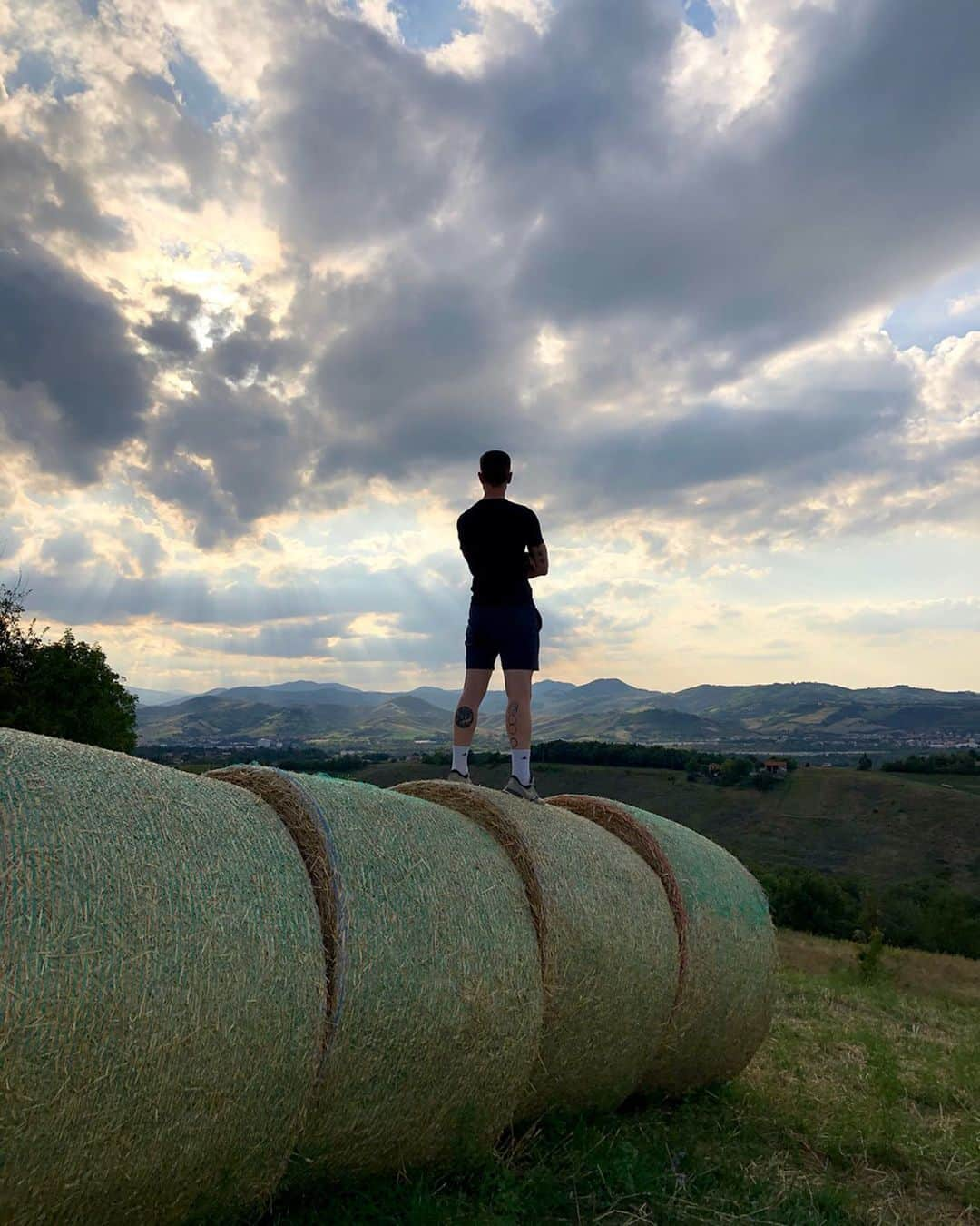 ハミッシュ・ゲイマンさんのインスタグラム写真 - (ハミッシュ・ゲイマンInstagram)「I’m a country boy at heart ♥️ Who said white socks aren’t cool? 😎 ⠀⠀⠀⠀⠀⠀⠀⠀⠀⠀⠀⠀ ⠀⠀⠀⠀⠀⠀⠀⠀⠀⠀⠀⠀ ⠀⠀⠀⠀⠀⠀⠀⠀⠀⠀ 📷 @ameliahumfress ⠀⠀⠀⠀⠀⠀⠀⠀⠀⠀⠀⠀ ⠀⠀⠀⠀⠀⠀⠀⠀⠀⠀⠀⠀ ⠀⠀⠀⠀⠀⠀⠀ #countryboy #whitesocks #whitesockswag」8月17日 3時46分 - hamishgaman