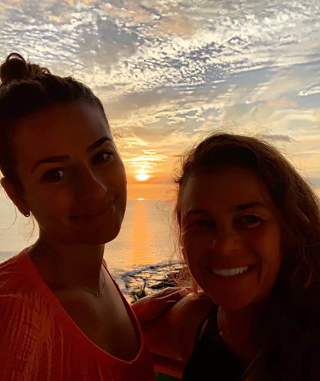 リア・ミシェルさんのインスタグラム写真 - (リア・ミシェルInstagram)「Hawaiian Sunsets with my beautiful mom! 💛🌅」8月17日 3時52分 - leamichele