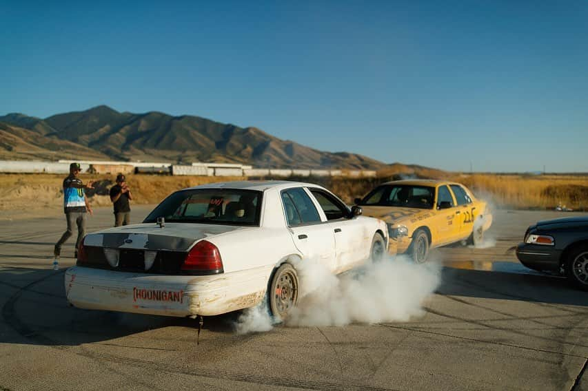 ケン・ブロックさんのインスタグラム写真 - (ケン・ブロックInstagram)「Rallycross is a lot of fun, but it’s also expensive. $500 Crown Vic rallycross is ALSO a lot of fun, and it’s less expensive. But the action is still similar and the damage is still the same. Ha. Hit the link in my bio to catch these in action and see who won in a race between myself, @Arpin00 and @mister_zachary. #CrownVicCarnage」8月17日 3時50分 - kblock43