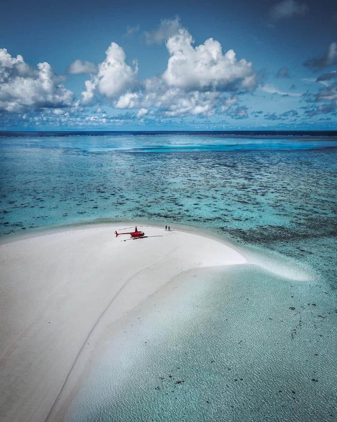 Australiaさんのインスタグラム写真 - (AustraliaInstagram)「How’s this for a VIP arrival? 🚁😎 @jasoncharleshill spent his time on @heronisland “snorkelling and diving with turtles, rays and countless species of fish”, which sounds like the perfect @queensland holiday to us! This island in the @southerngreatbarrierreef is just off the coast of @gladstoneregion, and you can get here in style by boat, seaplane or helicopter. Stay at the resort on-site and take your time swimming, snorkelling and diving in this part of the #GreatBarrierReef.  #seeaustralia #thisisqueensland #southerngreatbarrierreef #gladstoneregion #travel」8月17日 4時00分 - australia