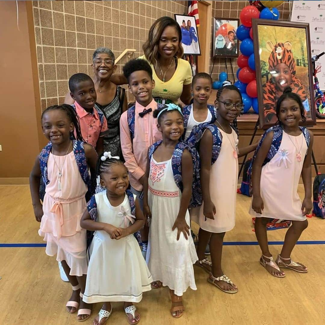 ヴェラブラッドリーさんのインスタグラム写真 - (ヴェラブラッドリーInstagram)「We kicked off our backpack donations Wednesday in Chicago by supporting @iamjhud's annual #hatchday event, honoring her nephew Julian. Vera Bradley and #blessingsinabackpack donated 5,500 backpacks to underserved students in the Chicago area. Learn how you can get involved or make a donation through the link in our bio.」8月17日 4時00分 - verabradley